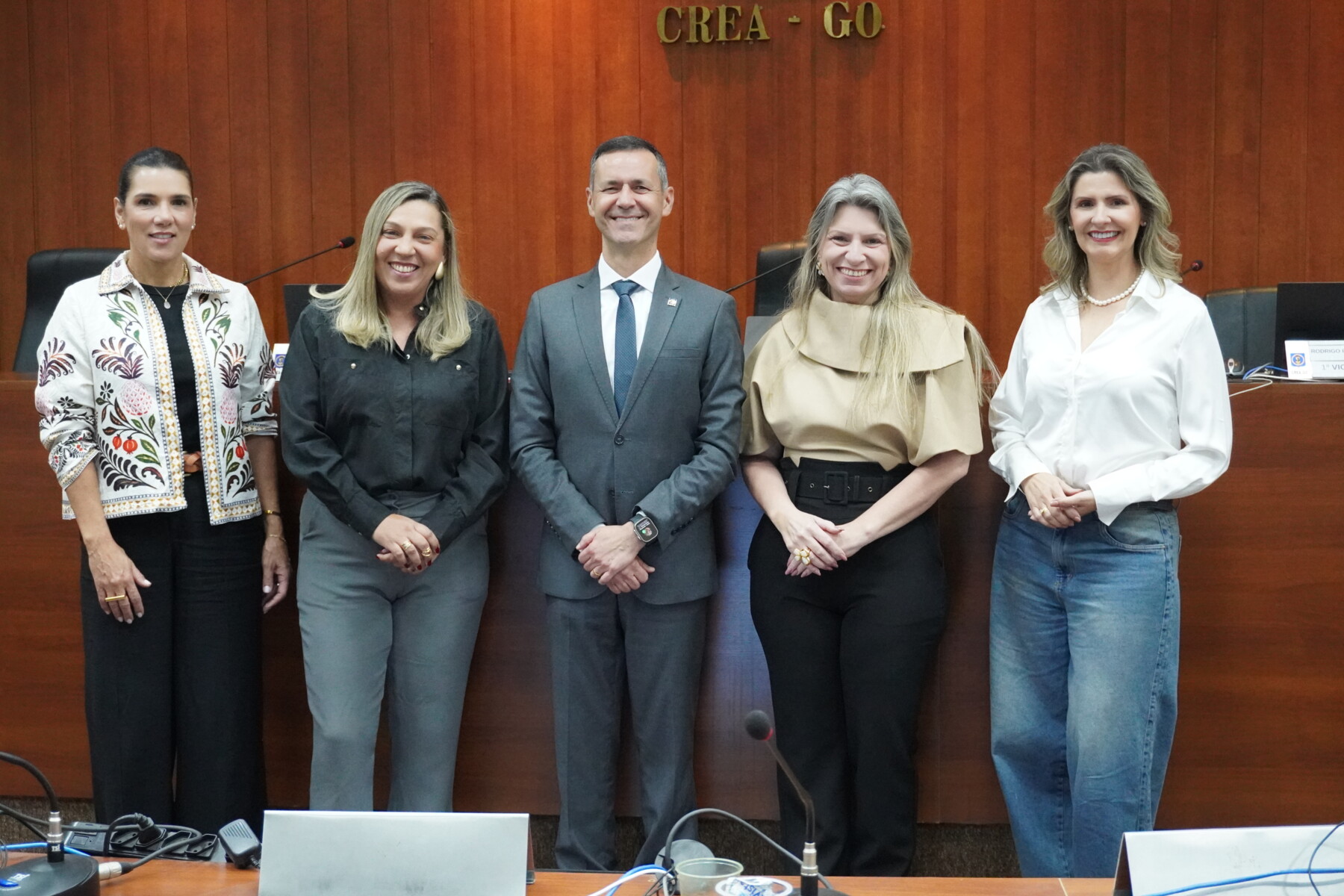 lideranca-feminina-historica-e-solidez-financeira-marcam-a-921-sessao-plenaria-do-crea-go