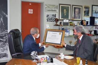 crea-go-homenageia-prefeitura-de-goiania-com-certificado-de-reconhecimento-publico