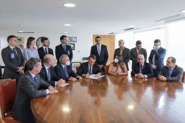 vitoria-da-engenharia-governo-mantem-salario-minimo-profissional-e-art