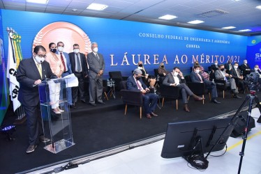 emocao-marca-entrega-das-honrarias-do-sistema-confeacrea-na-abertura-da-soea-connect